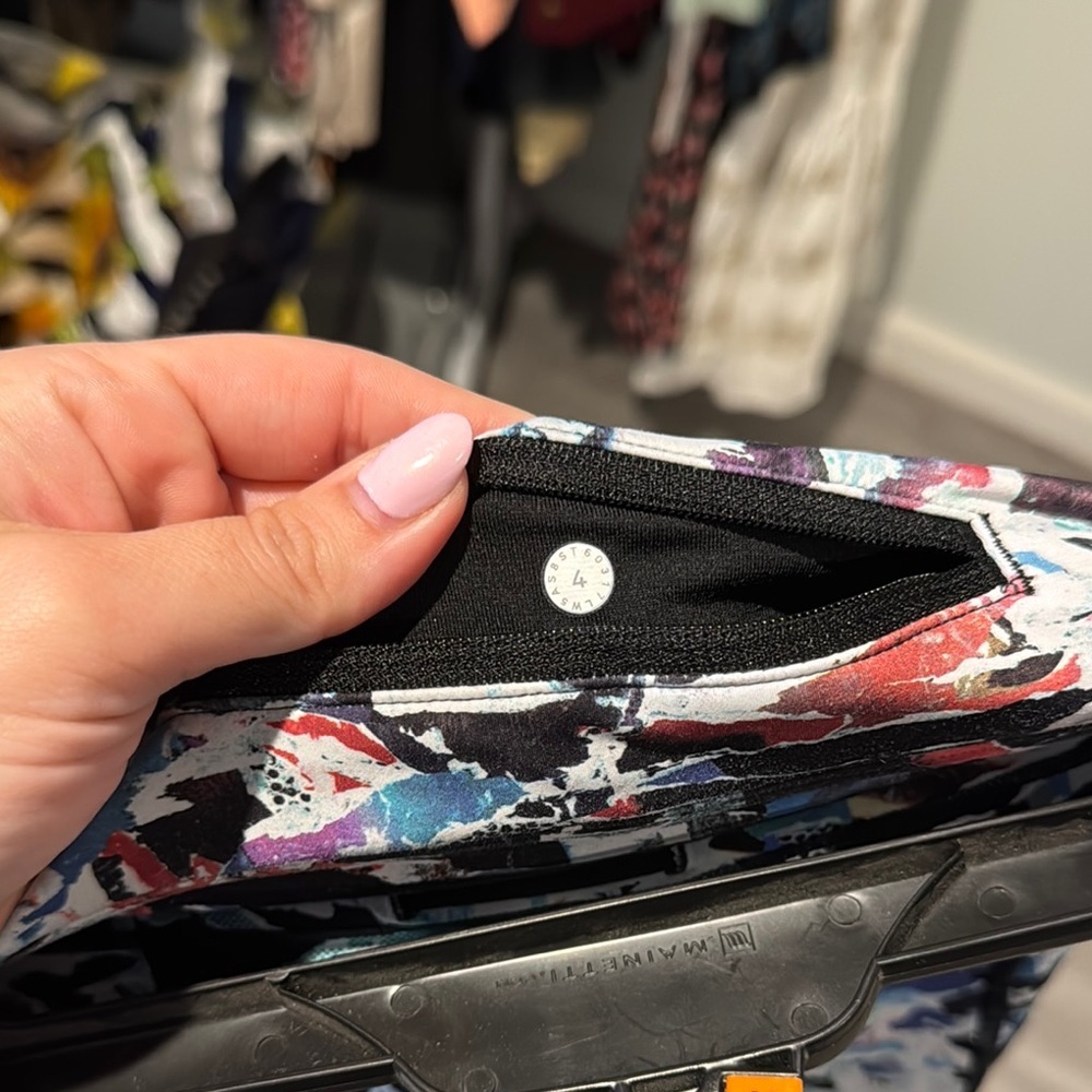 Lululemon Abstract Pattern Unique Leggings Size 4 - image 4